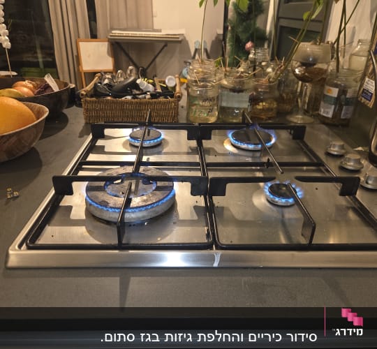 כיריים גז עם להבות כחולות במטבח ביתי